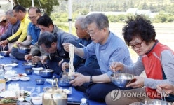 문재인 대통령, 경주 옥산마을서 모내기
