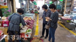 김천보건소 직원들, 황금시장에서 장보기 행사 펼쳐