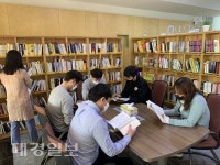 군위군청 쉼터에 스며든 책향기