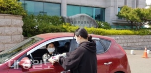 위덕대학교 도서관 드라이브(워킹)스루대출 실시