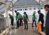 복현2동 새마을협의회·부녀회 봄맞이 육교 대청소 실시