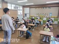 울진군 후포면 소재 후포동부초등학교, 지난 27일 등교수업 및 입학선물 전달