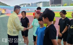 문경교육지원청, 선수단 경기력 향상 훈련복 전달