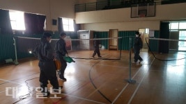 한국마사회 대구지사, 코로나19 예방 위해 수성중학교 방역 봉사 시행