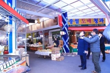 김대권 수성구청장, 전통시장 활성화 사업현장 방문
