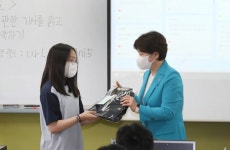 강은희 대구교육감, 평리중 찾아 착한교복 직접 전달