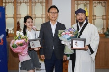 (중요) 선촌서당 훈장 김봉곤과 트로트가수 김다현양 영주 홍보대사 위촉