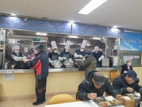 포항 남구청, 무료급식소서 배식 봉사활동
