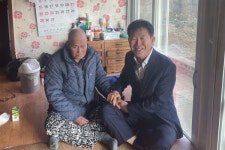 북경주행정복지센터, 새해 맞아 최고령 어르신댁에 안부 인사