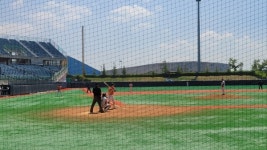 치열한 싸움 대학야구리그 진행 중인 포항야구장