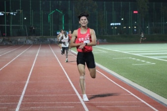 경북 영천시청 육상단 이재웅 선수, 제34회전국실업육상경기대회에서 남자부 1500m에서 금메달을 차지