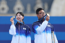 [파리올림픽] '놀라워라 한국양궁' 김우진-임시현 혼성단체 금메달… 2관왕 달성