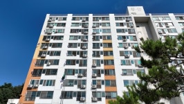 칠곡군에 광복절 맞아 192세대 여행 중인 세대 빼고 전원 태극기 내건 아파트