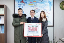 장어와 덕이, 서구청에 라면 100상자 기탁