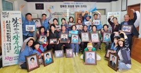 포스코 사진봉사단, 청하면 소동리 어르신들께 장수사진 액자 전달