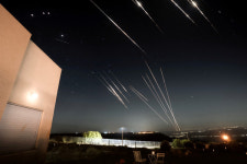 이란, 미사일 20발 이스라엘 향해 발사…병원 등 민간시설 직격