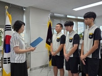 대구 청구중, 고액 현금 가방 주워 주인 찾아준 학생들 표창