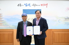 김천시 진주강씨 학암종가 소장 고문헌 43점,  경북도 문화유산 지정서 전달