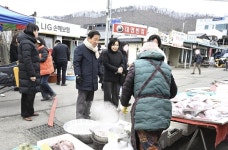 군위군의회, 설 앞두고 의흥시장 장보기 총출동