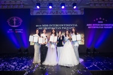 김지연위쉬성형외과 김지연 원장 2018 미스인터콘티넨탈 모티바위쉬상 시상나서