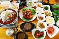 역사와 한식의 성지 경주, 보문단지 인근 쌈밥 맛집 늘봄의 인기비결은?