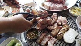 제주도 서귀포 중문 맛집 돈가득, 흑돼지의 풍부한 육즙과 식감 제공