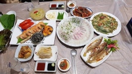 10월 부산 축제 해운대 횟집 빨간산오징어의 신선한 산오징어회