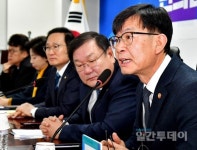 당정, 편의점 과다경쟁에 제동