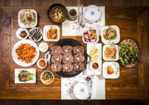 담양 맛집 덕인관, 전통 방식 고수한 착한 떡갈비로 남녀노소 입맛 사로잡아