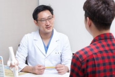 [칼럼] 지속되는 무릎 통증 및 퇴행성 무릎 관절염, 재생 주사로 호전시킬 수 있어