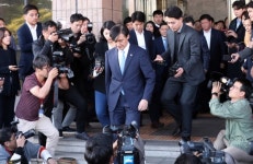 사임 발표하고 떠나는 조국 장관