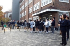 성남교육지원청 성남중학교학생의 날 맞아 학부모·교사·학생회가 함께 아침맞이