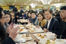 文대통령 구내식당에서 점심 국민과 만남