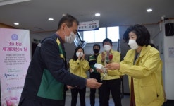 백옥희 공주교육장, 전 직원 대상 장미꽃증정