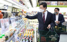 양승조 충남지사, 확진자 발생한 아산 마트 찾아 격려