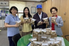 공주중학동 효심당경로당, 수확 감자 50봉지 기탁