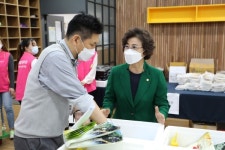 강동구의회 박희자 행정복지위원장, 성내종합사회복지관 격려차 방문