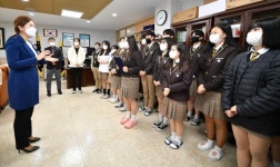 손세화 포천시의장, 찾아가는 시상식으로 송우고등학교 학생 격려