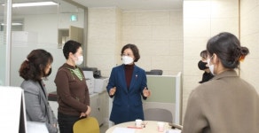 강동구의회 박희자 행정복지위원장,  강동구 위기가정 통합지원센터 방문 관계자 격려