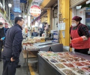 권오봉 여수시장, 전통시장 찾아 상인과 시민 격려