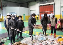수원시 권선구 서경보 구청장, 자원회수시설 반입쓰레기 샘플링 체험에 나서