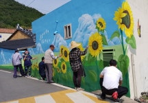 여수시 여천동 내동마을 꽃 벽화로 마음 벽 허물어