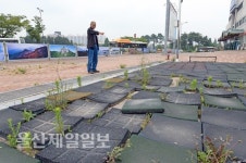 울산 태화강역 광장 수년째 흉물 보도블럭