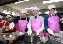 송철호 울산시장, 경로식당 배식 봉사