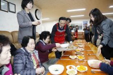 울산 염포동 성원상떼빌부녀회, 어르신 떡국나눔