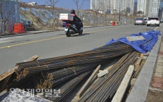 도로변에 공사자재 무단 방치