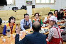 송철호 울산시장, 방어동 복지 경로식당 배식봉사