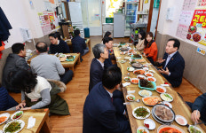 울산시의회, 지역경제 활성화 신정시장서 오찬