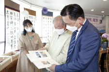 이동권 울산 북구청장, 문화쉼터 몽돌 5월 기획전 관람