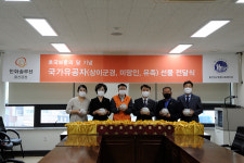 한화솔루션 울산공장, 국가유공자에 선물 전달